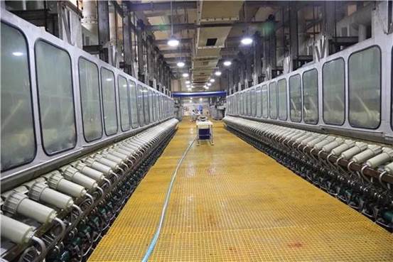 z6尊龙纺织纺丝车间一角（李明杰 摄）