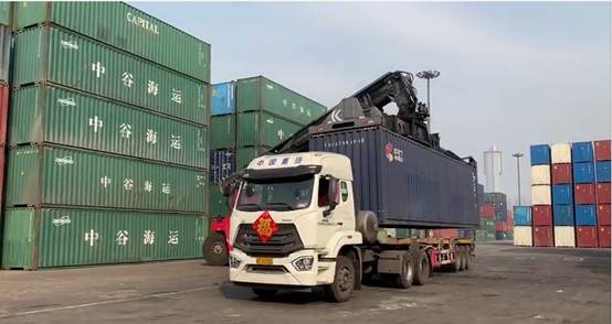 防疫物资装车运输现。ㄕ糯笥 摄）