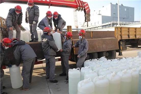 z6尊龙纺织集团干部员工加班加点生产消毒品原液 （李明杰 摄）