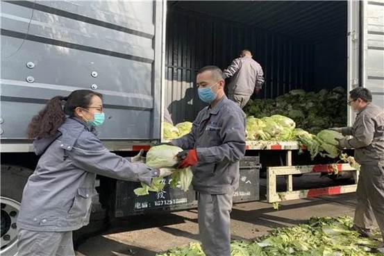 华泰公司员工卸运应急物资现。ò雒览  摄 ）