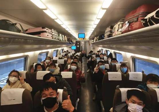 复工返岗员工在列车上（热皮开提 摄）