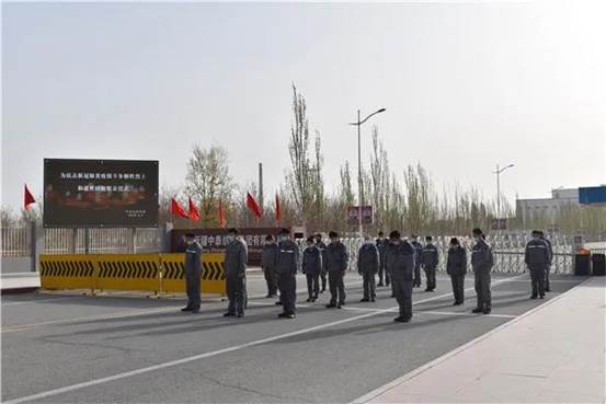 z6尊龙纺织集团库尔勒纤维公司默哀悼念现。醴枷 摄）