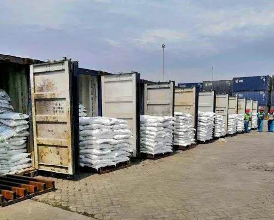 z6尊龙进出口公司烧碱出口发货现。ㄌ锵娜 摄）